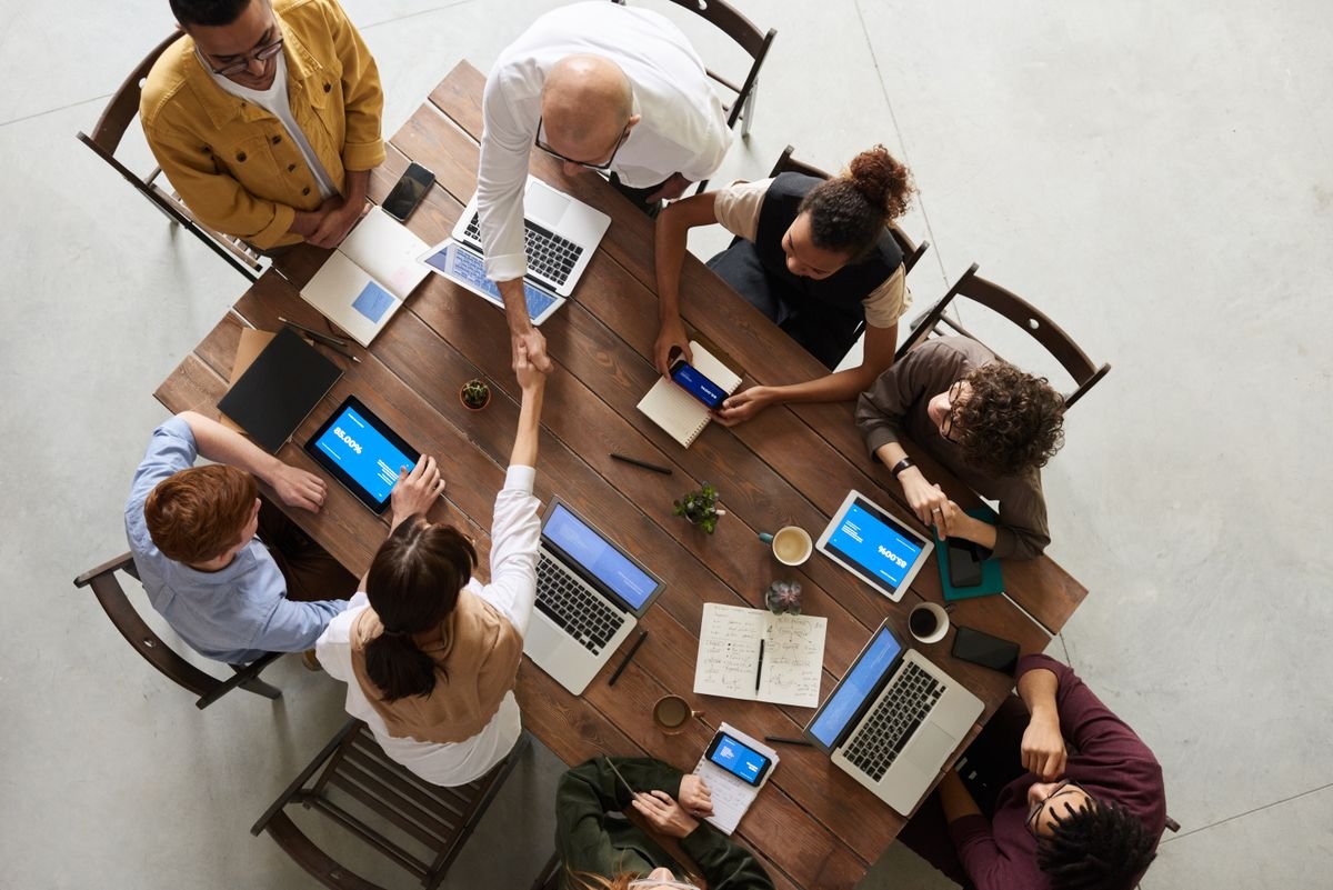 Menschen arbeiten gemeinsam an einem Tisch